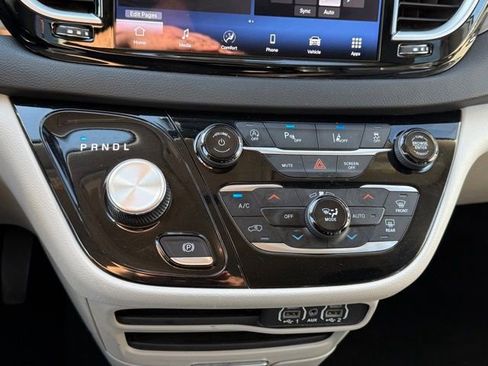 Used 2024 Chrysler Pacifica Touring-L image 21