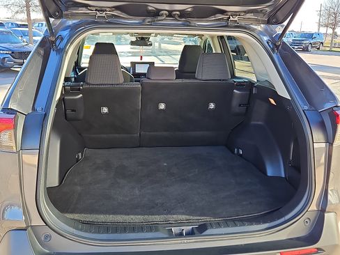 Used 2020 Toyota RAV4 LE image 6