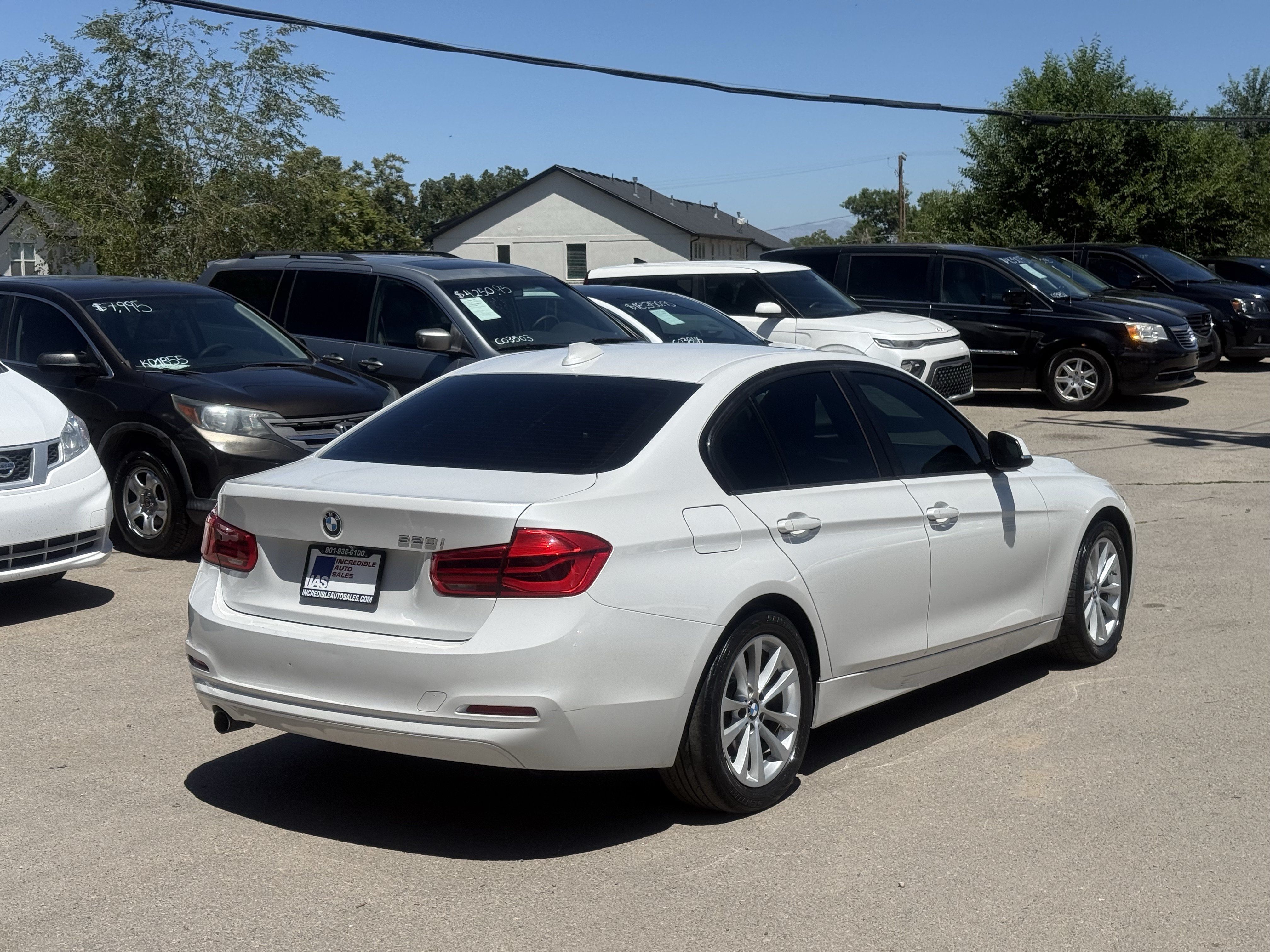 Used 2018 BMW 320i Sedan RWD image 4
