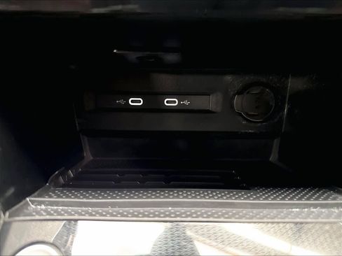 Used 2025 Volkswagen Taos SE FWD image 19