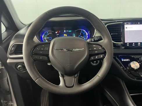 Used 2024 Chrysler Pacifica Premium image 14