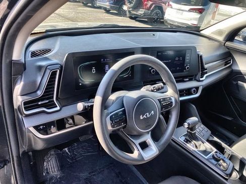 Used 2023 Kia Sportage LX image 2