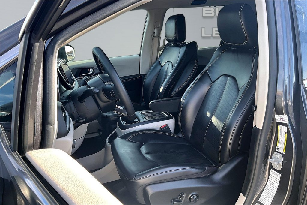 Used 2023 Chrysler Pacifica Touring-L FWD image 24