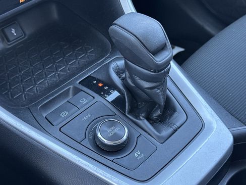 Used 2021 Toyota RAV4 LE image 11