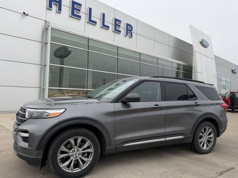 Used 2022 Ford Explorer XLT w/ Equipment Group 202A image 3