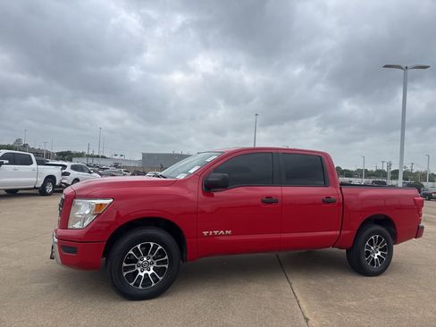 Used 2022 Nissan Titan SV image 11