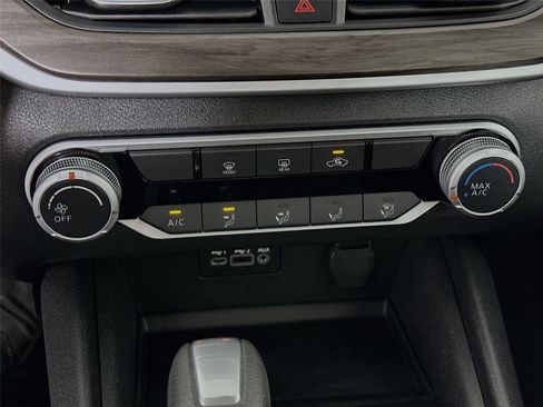 Used 2025 Nissan Altima 2.5 SV image 9