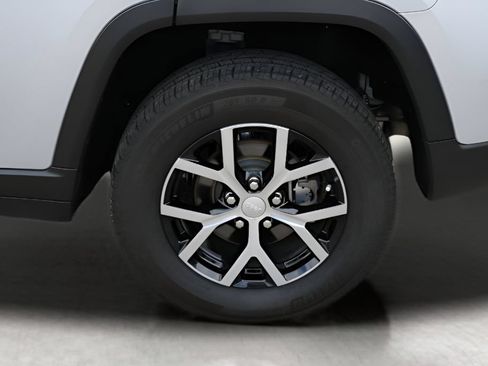 Used 2024 Jeep Grand Cherokee Limited AWD/4WD image 9
