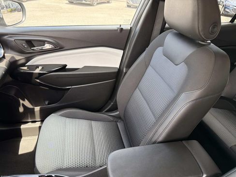 Certified 2025 Chevrolet Trax LT w/ LT Convenience Package FWD image 16