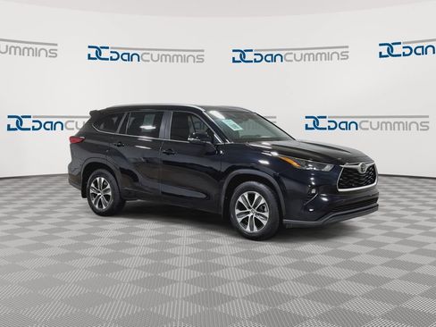 Used 2023 Toyota Highlander XLE AWD/4WD image 2