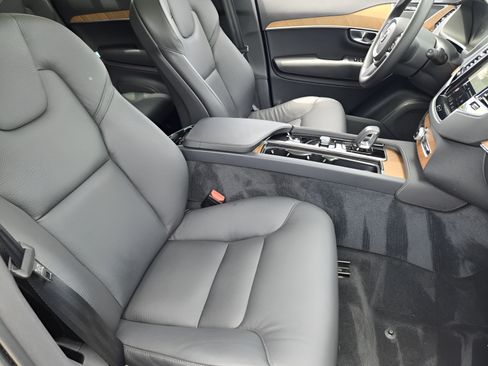 Used 2025 Volvo XC90 T8 Plus w/ Protection Package Premier AWD/4WD image 9