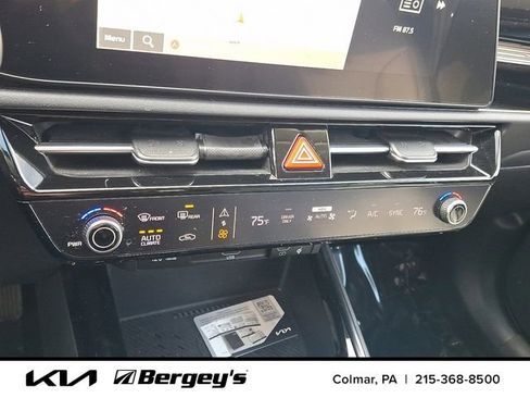 Used 2023 Kia Niro EX image 18