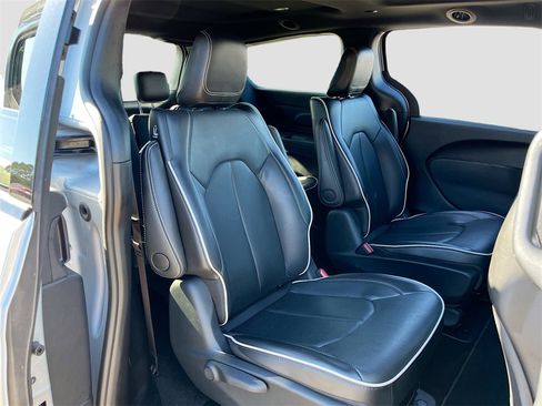 Certified 2024 Chrysler Pacifica Premium image 29