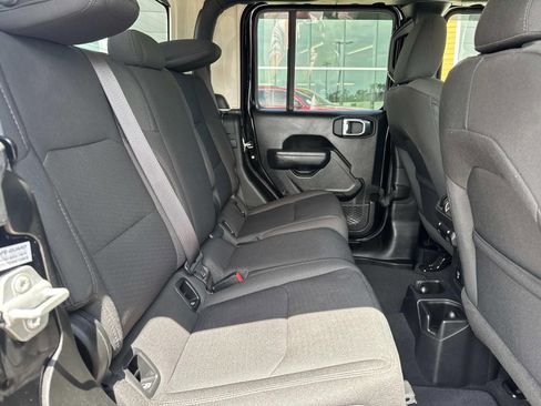 Used 2023 Jeep Gladiator Sport AWD/4WD image 9