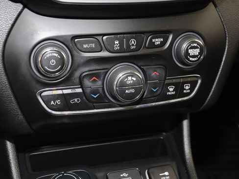 Used 2019 Jeep Cherokee Limited w/ Technology Group AWD/4WD image 28