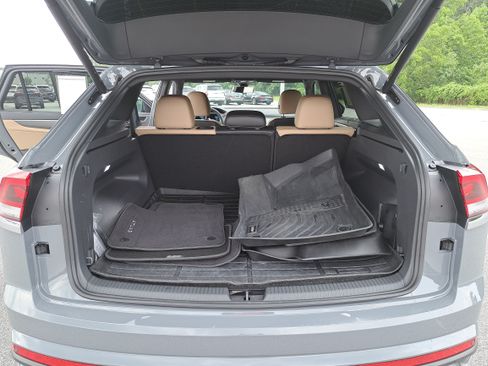 Used 2024 Volkswagen Atlas Cross Sport SE FWD image 13