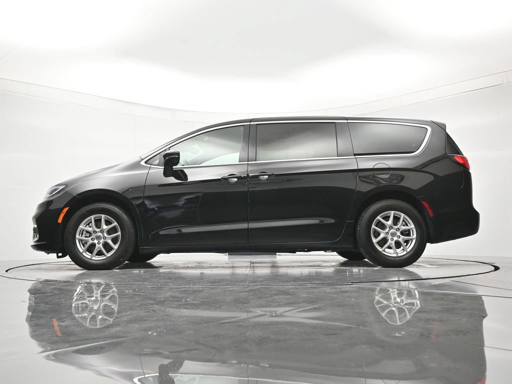 Used 2025 Chrysler Pacifica Select FWD image 43