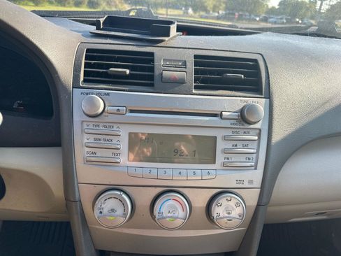 Used 2010 Toyota Camry LE FWD image 15
