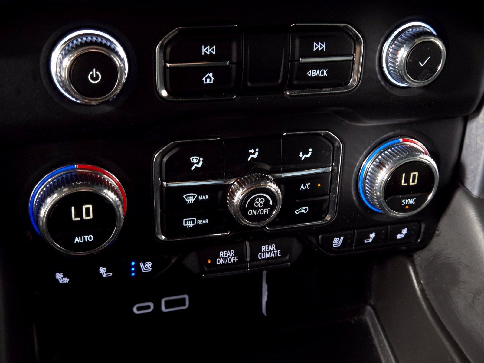 Used 2023 GMC Yukon SLT w/ SLT Luxury Package AWD/4WD image 32