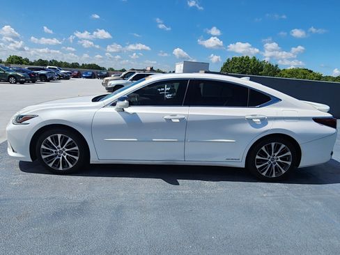Used 2020 Lexus ES 300h w/ Premium Package FWD image 2