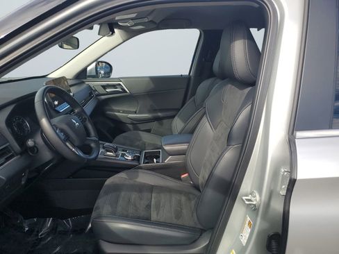 Used 2024 Mitsubishi Outlander SE image 9