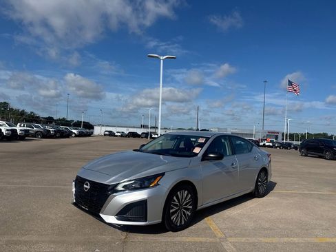 Certified 2025 Nissan Altima 2.5 SV FWD image 8