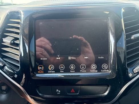 Used 2020 Jeep Cherokee Limited AWD/4WD image 2