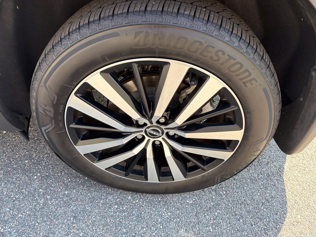 Used 2025 Nissan Pathfinder Platinum AWD/4WD image 11