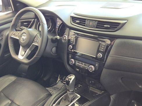 Used 2019 Nissan Rogue SL w/ Premium Package image 5