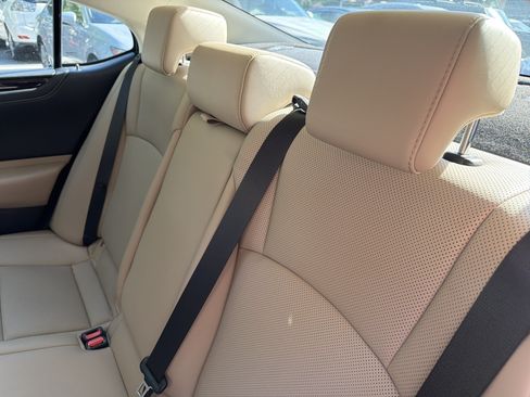 Used 2021 Lexus ES 300h w/ Premium Package FWD image 31