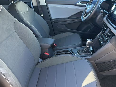 Used 2024 Volkswagen Taos SE w/ MDO Package image 23