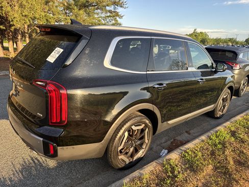 Used 2025 Kia Telluride S image 10