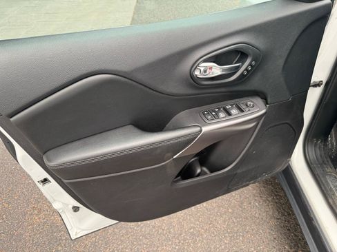 Used 2019 Jeep Cherokee Limited AWD/4WD image 9