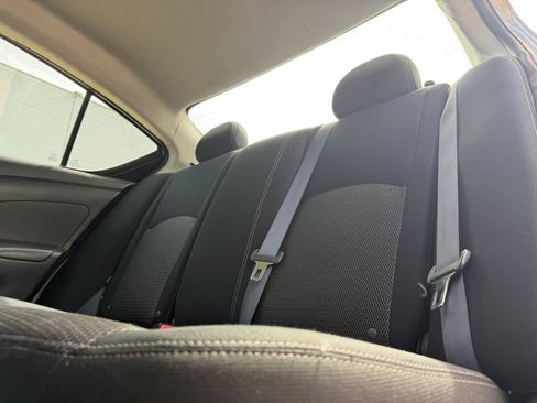 Used 2014 Nissan Versa SV FWD image 9