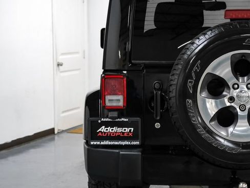 Used 2017 Jeep Wrangler Sahara w/ Connectivity Group AWD/4WD image 30