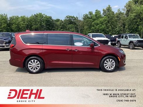 Used 2019 Chrysler Pacifica Touring Plus w/ Cold Weather Group FWD image 8