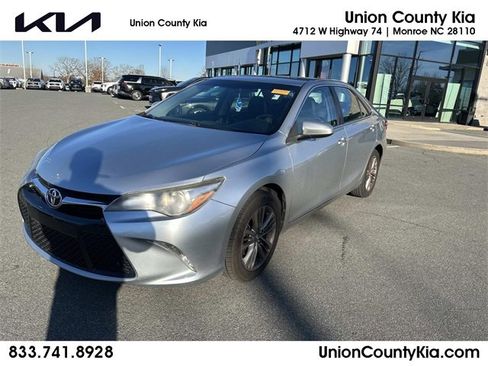 Used 2017 Toyota Camry SE image 1