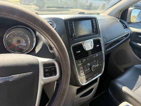 Used 2016 Chrysler Town & Country Touring image 13
