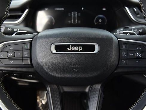 Used 2024 Jeep Grand Cherokee Laredo AWD/4WD image 18