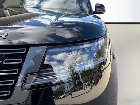 New 2026 Land Rover Range Rover Long Wheelbase SE image 9