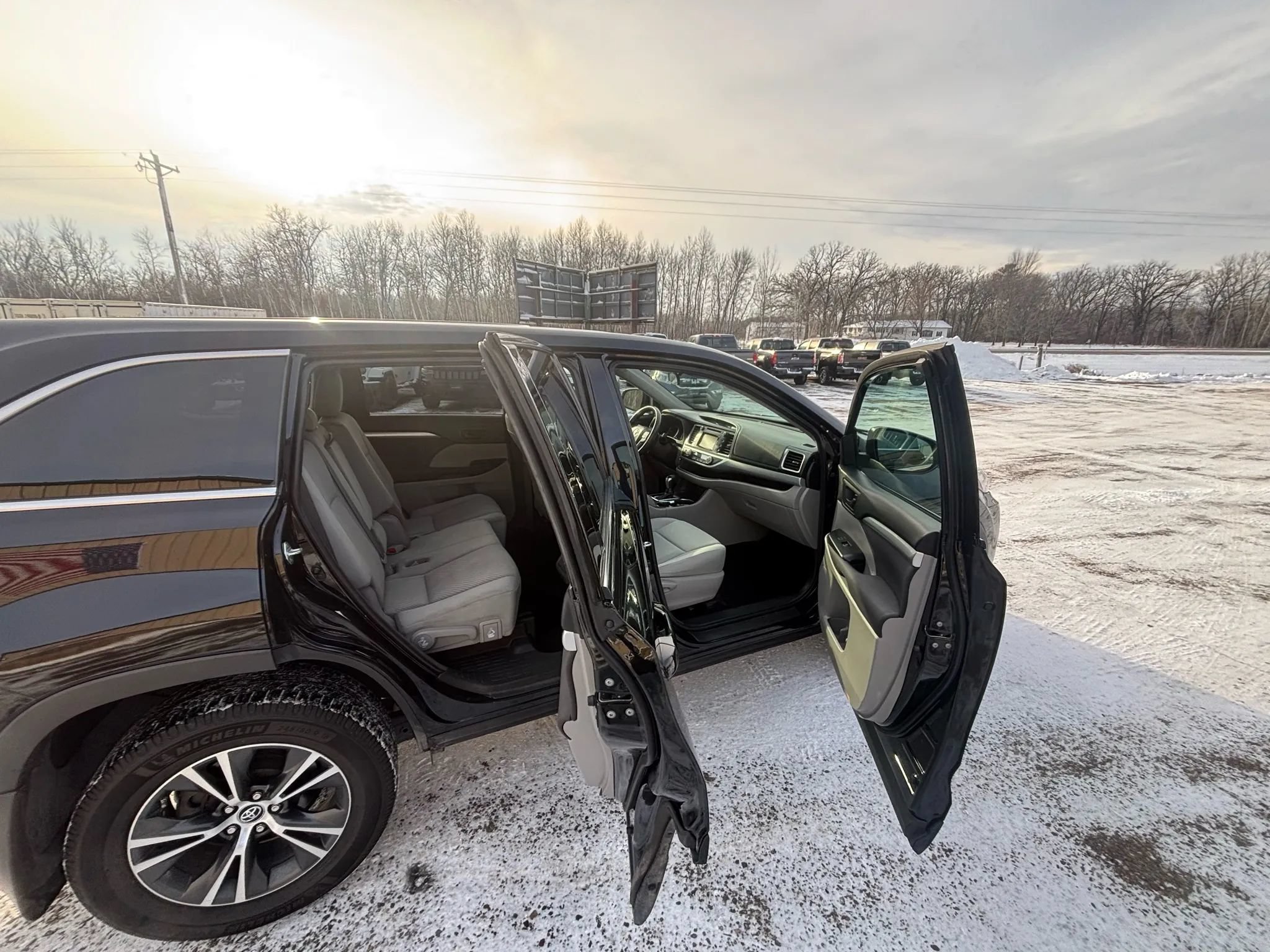 Used 2018 Toyota Highlander LE w/ Carpet Mat Package (TMS) AWD/4WD image 31