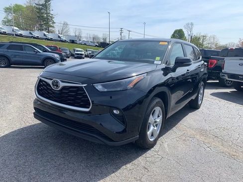 Used 2024 Toyota Highlander LE FWD image 4