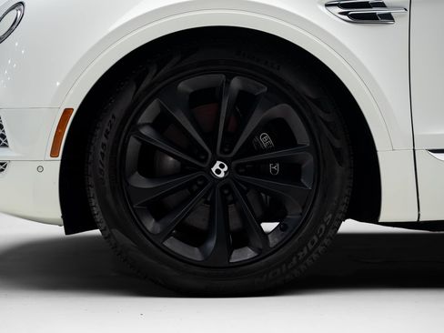 Used 2018 Bentley Bentayga AWD/4WD image 19