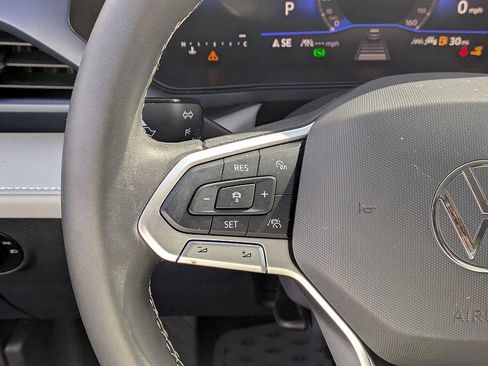 Used 2024 Volkswagen Taos SE image 17