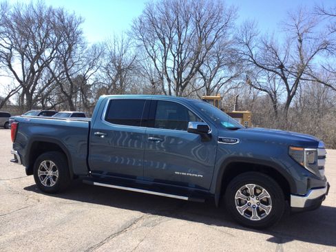 Used 2024 GMC Sierra 1500 SLE w/ Preferred Package image 3