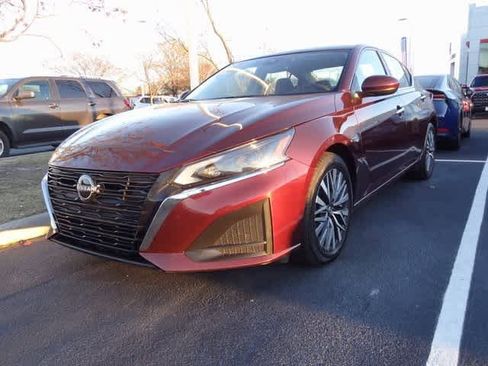 Used 2023 Nissan Altima 2.5 SV image 1