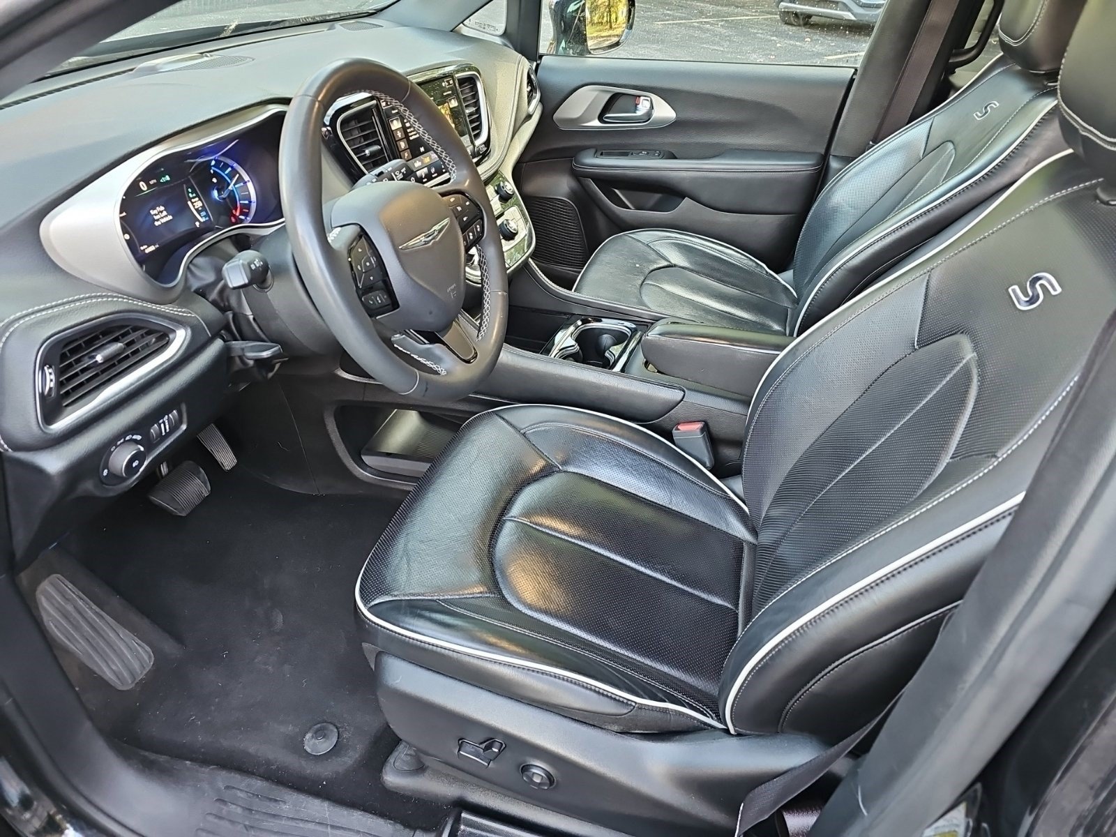 Used 2024 Chrysler Pacifica Premium FWD image 17