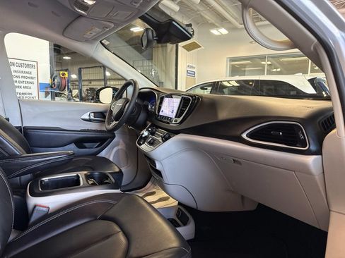 Used 2024 Chrysler Pacifica Touring-L FWD image 25