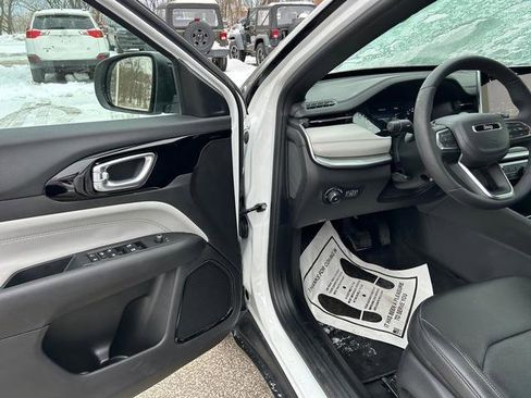 Used 2025 Jeep Compass Limited image 9