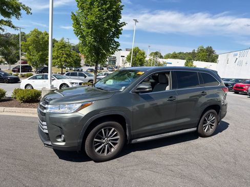 Used 2019 Toyota Highlander XLE FWD image 4